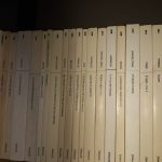 Alcuni libri della collana Bianca di Einaudi, foto Poeti.org