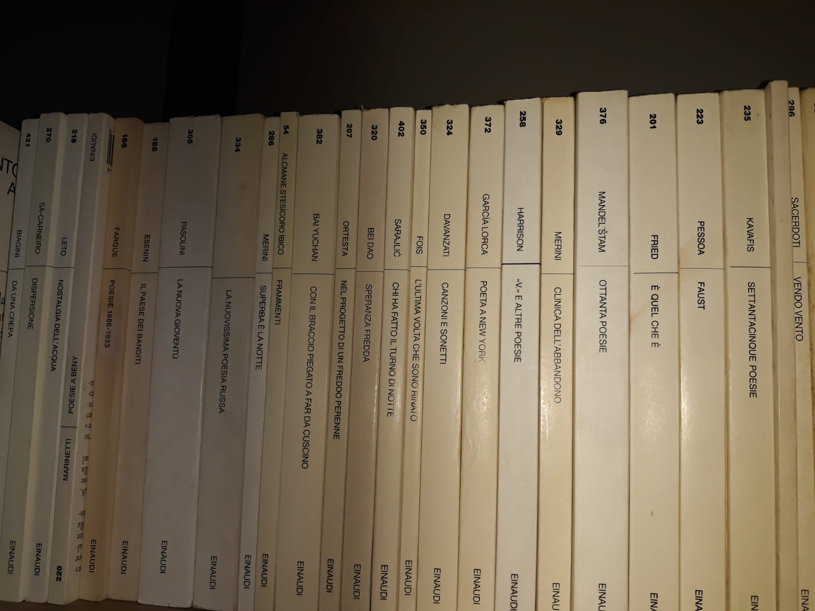 Alcuni libri della collana Bianca di Einaudi, foto Poeti.org